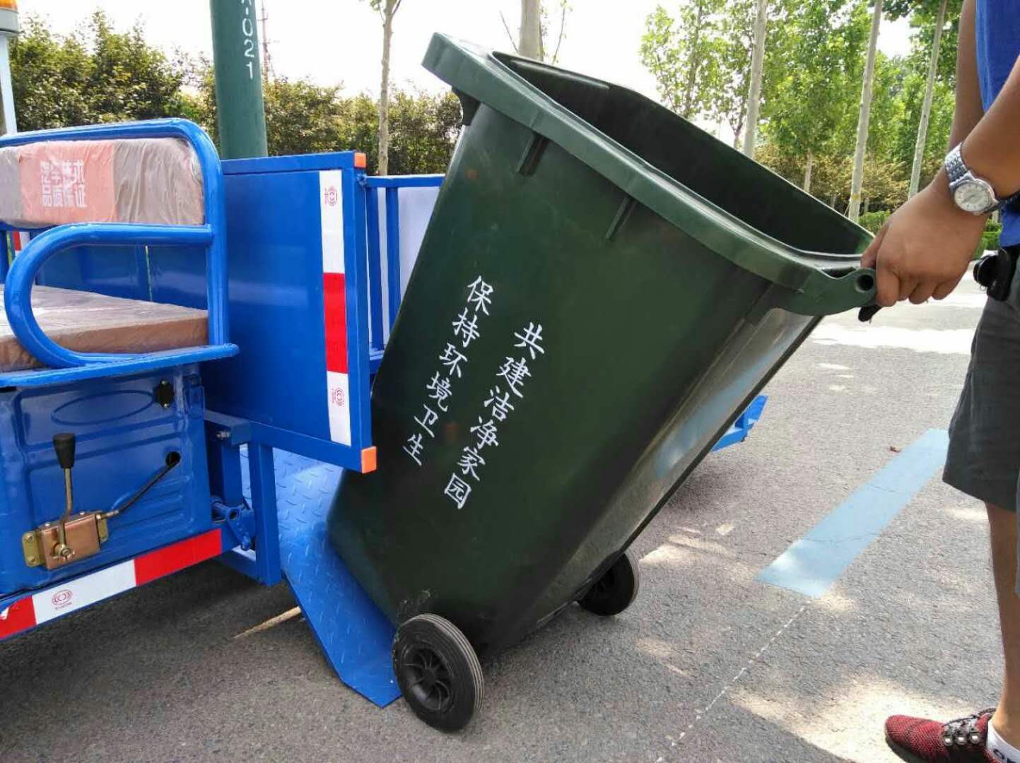 四桶垃圾运输环卫车